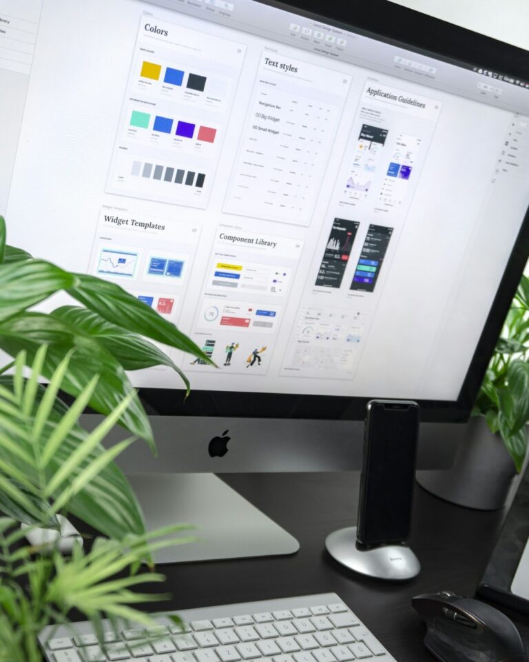 Monitor with a design interface on a desk, showing free alternatives to Photoshop