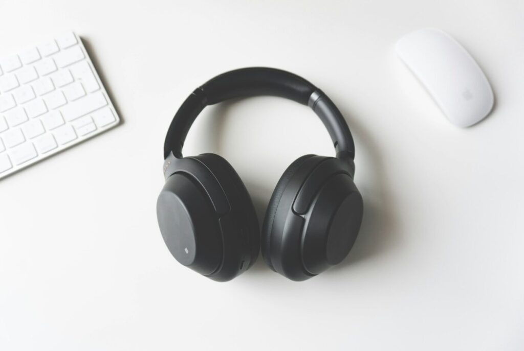 Wireless headphones next to a keyboard while Bluetooth is not working on Windows 11